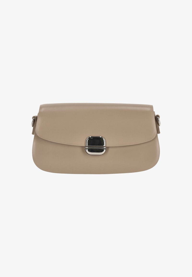 Bolso de cuero beige con textura suave, que presenta un diseño elegante y un aplique de cierre plateado en la parte delantera. Cierre con solapa, sin correa visible para el hombro.