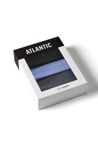 Trzy klasyczne majtki typu bokserki w kolorze czarnym i niebieskim, wyeksponowane w prostokątnej opakowaniu z białym dnem i czarną górą oznaczoną napisem "ATLANTIC".