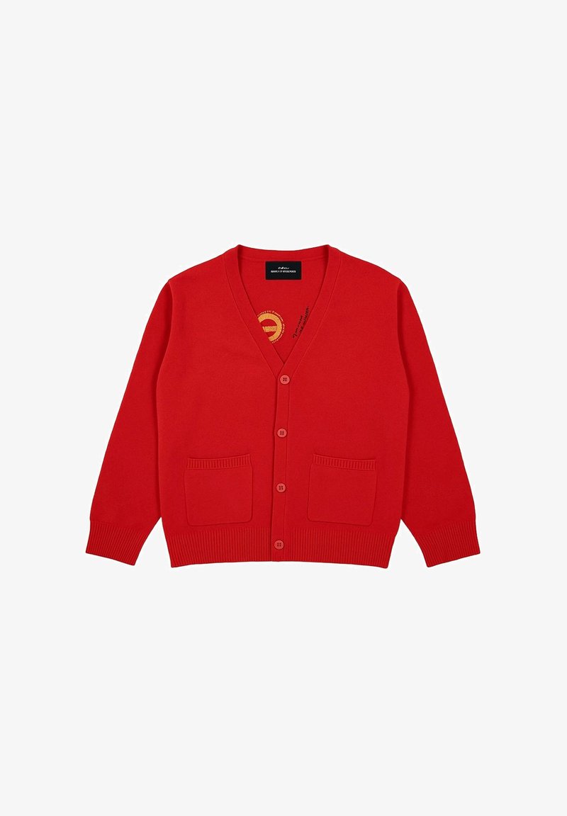 Cardigan rosso lavorato a maglia con scollo a V, chiusura frontale a bottoni, due tasche frontali, polsini e orlo a costine, con un dettaglio ricamato all'interno del colletto.