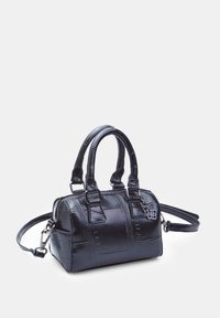 Borsa nera con una finitura in faux leather testurizzato. Presenta doppi manici, una tracolla rimovibile e dettagli in metallo argentato.