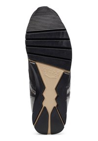 Semelle de chaussure noire et beige avec motifs texturés pour une meilleure adhérence et marquage en relief « Volte Skate » près du talon.