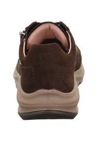 Brązowe skórzane sneakersy o fakturowej powierzchni, z różowym wyściółką oraz grubą beżową podeszwą. Posiadają czarny pasek i detale w formie stębnowania.