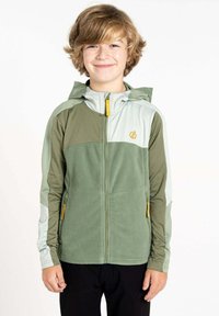 Grüne und hellgrüne Fleecejacke mit Reißverschluss und Kapuze, ausgestattet mit Seitentaschen und gelben Akzenten an Reißverschluss und Logo.