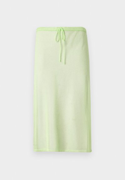 Gaiši zaļa caurspīdīga svārku ar aukliņas jostu, gluda tekstūra un vienkāršs dizains. Garums līdz ceļiem.