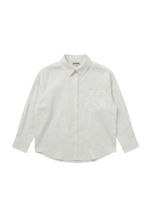 Weißes Langarmhemd mit Knopfleiste, Kragen und einer einzelnen Brusttasche, flach auf weißem Hintergrund dargestellt.