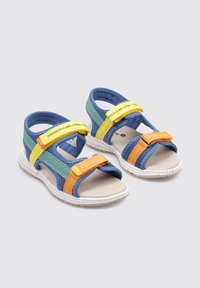 Sandalias infantiles coloridas con parte superior de malla azul, correas amarillas y naranjas, suela acolchada y cierres de gancho y bucle.
