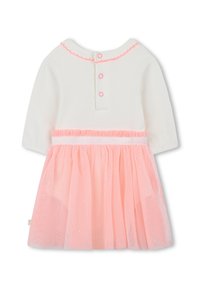 Hvit kjole med lange ermer, en rosa tyllskjorte og en myk tekstur. Har rund hals med bølget kant og tre rosa knapper bak.