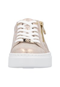 Hellrosa metallische Sneaker mit weißen Schnürsenkeln und seitlichem Reißverschluss, ausgestattet mit einer weißen Plateausohle und goldenen Hardware-Details.