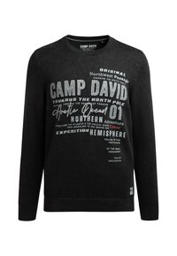 Schwarzer Strickpullover mit Rundhalsausschnitt und strukturiertem Design. Auf der Vorderseite sind verschiedene weiße und graue Textelemente zum Thema Erkundung zu sehen.