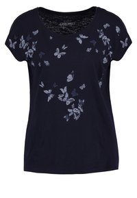 Camiseta de manga corta azul marino de algodón, con un estampado de mariposas en tonos azul claro en la parte frontal, escote redondo y corte relajado.