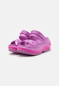 Crocs MEGA CRUSH UNISEX - Badesandaler - bubble