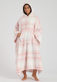 Poncho in pile oversize con cappuccio, a righe rosa e bianche, dotato di due tasche frontali e una texture morbida. Lunghezza fino al polpaccio.