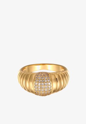 Gouden ring met een gestructureerde band, met in het midden een cluster van kleine, heldere edelstenen in een pavé-instelling. Gladde en gepolijste afwerking.