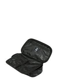 Černý maskáčový cestovní pouzdro se zipovým uzávěrem, vnitřní zipovou kapsou a elastickými pásky pro uspořádání. Odolný materiál s hladkou texturou.