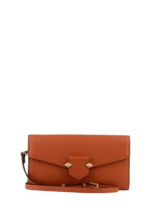 Pochette en cuir marron texturé avec rabat triangulaire et clous dorés, avec une fine bandoulière amovible et une boucle.