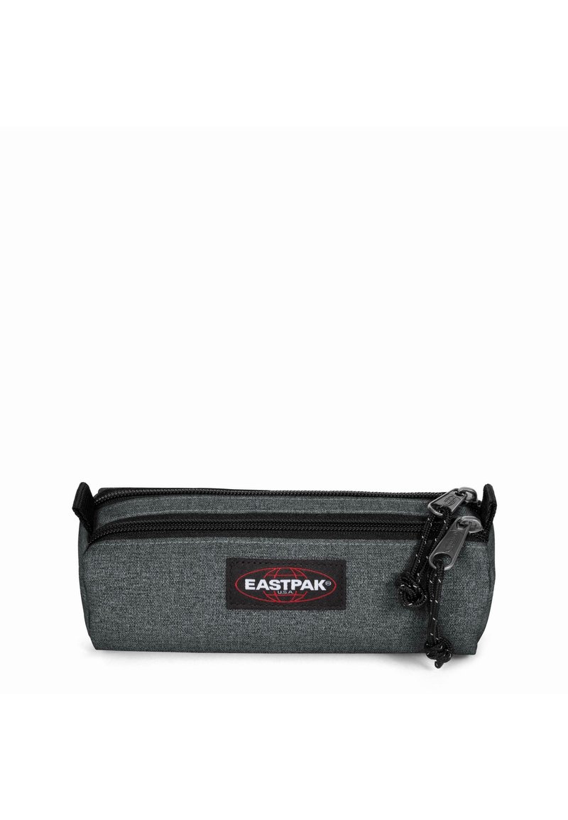 Trousse rectangulaire grise en tissu texturé, fermeture zippée, avec un écusson noir Eastpak. Elle possède une quincaillerie et des détails zippés noirs.