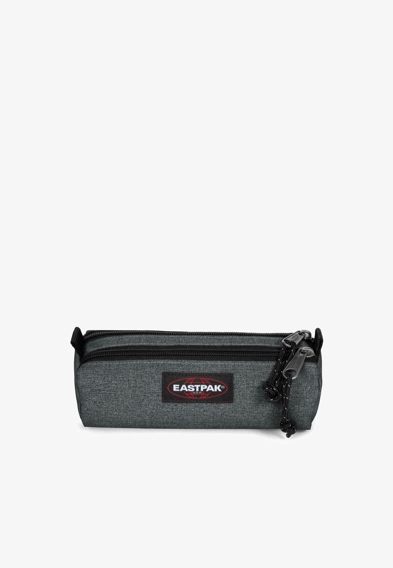 Prostokątny szary piórnik z teksturowanej tkaniny, z zamknięciem na zamek błyskawiczny i czarną łatką z logo Eastpak. Posiada czarne okucia zamka i detale.