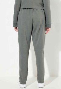 Ulla Popken KUSCHELWEICHE INNENSEITE ELASTIKBUND - Teplákové kalhoty - gray green