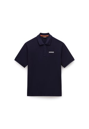 Polo blu navy realizzato in tessuto con una texture liscia. Presenta un colletto classico, maniche corte e un piccolo logo sulla parte anteriore.
