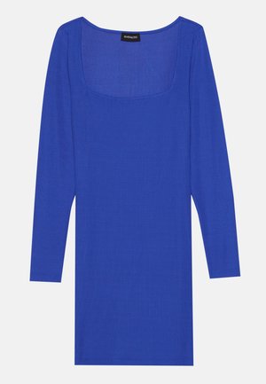 Hosszú ujjú felső élénk kékszínben. Négyzet alakú nyakkivágással és bordázott textúrával rendelkezik. Puha anyagból készült, egyenes vonalú, díszítések nélkül.