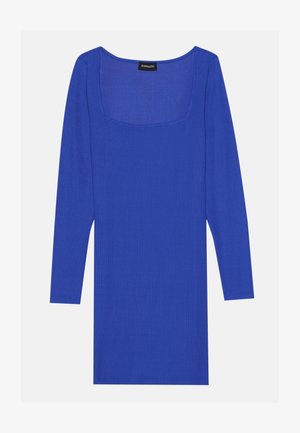 Hosszú ujjú felső élénk kékszínben. Négyzet alakú nyakkivágással és bordázott textúrával rendelkezik. Puha anyagból készült, egyenes vonalú, díszítések nélkül.