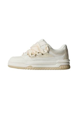 Sneaker low-top in bianco sporco con superficie texturizzata, pannelli in rete e suola in gomma beige a contrasto. Presenta lacci spessi e branding minimale.