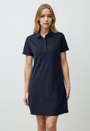Marineblaues Polo-Kleid aus einem weichen Baumwollgemisch, mit einem Kragen, kurzen Ärmeln und einer Knopfleiste mit vier Knöpfen.