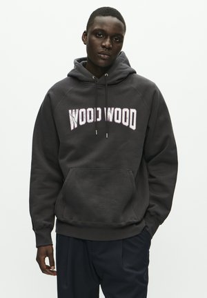 Felpa con cappuccio in carbone, dotata di tasca anteriore e cappuccio regolabile con cordino. Presenta il testo "WOOD WOOD" in lilla. Tessuto morbido in misto cotone.