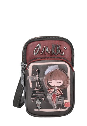 Bolso cruzado sintético marrón con un acento rojo, diseño de una chica de dibujos animados y la Torre Eiffel, herrajes decorativos y correa ajustable.