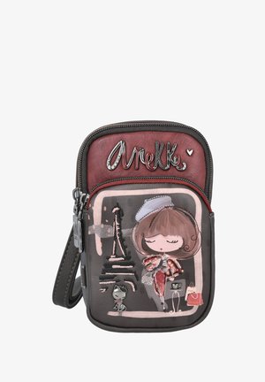 Bolso cruzado sintético marrón con un acento rojo, diseño de una chica de dibujos animados y la Torre Eiffel, herrajes decorativos y correa ajustable.