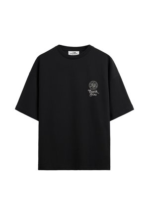 Zwart T-shirt met korte mouwen, voorzien van een klein wit cirkelvormig logo en de tekst "Thank You" op de linkerborst, ronde hals en losse pasvorm.