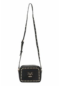 Černá kožená kabelka přes rameno se zdobením z cvočků, obdélníkového tvaru, s nastavitelným popruhem a zlatým logem na přední straně.