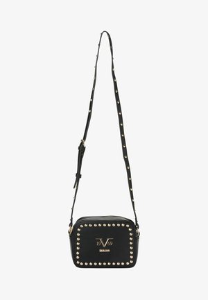 Černá kožená kabelka přes rameno se zdobením z cvočků, obdélníkového tvaru, s nastavitelným popruhem a zlatým logem na přední straně.