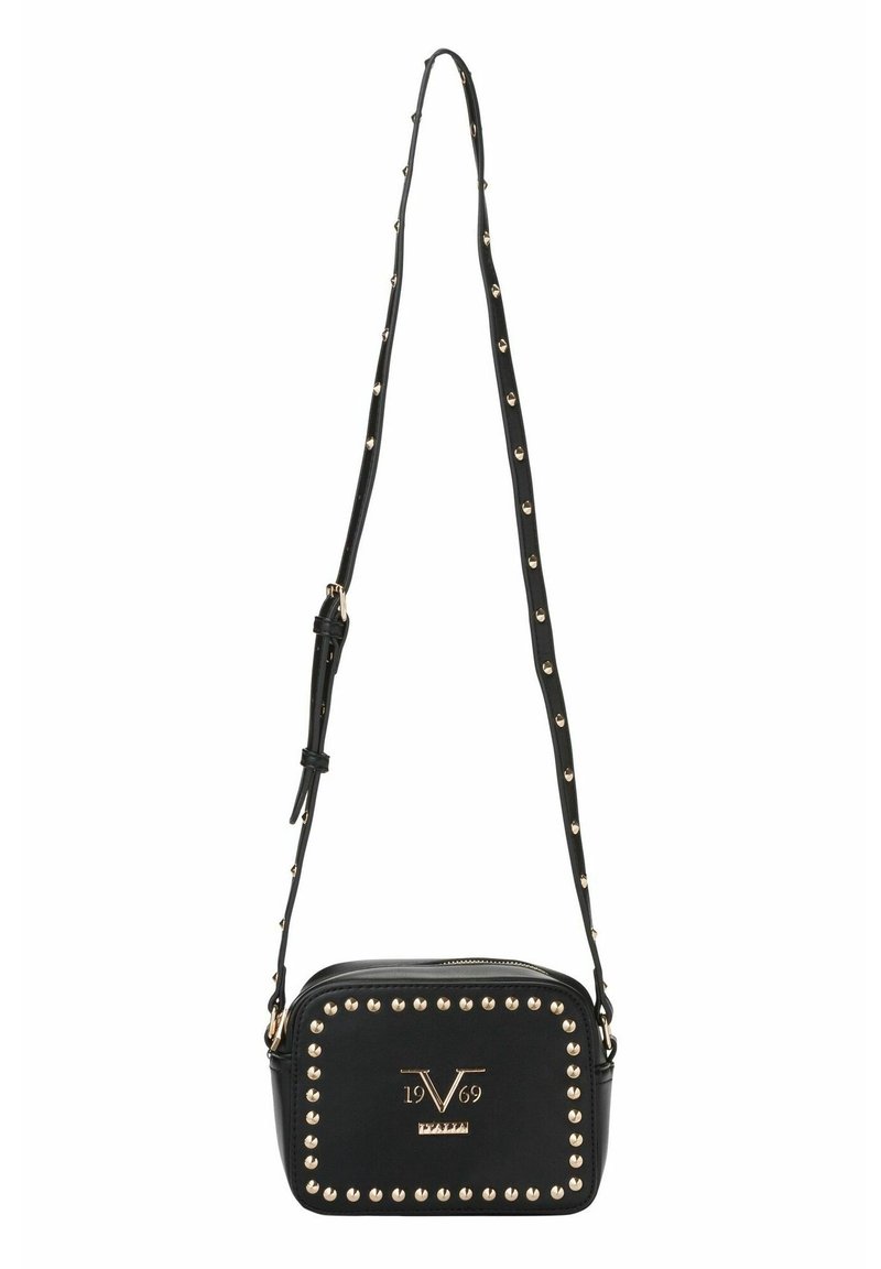 Černá kožená kabelka přes rameno se zdobením z cvočků, obdélníkového tvaru, s nastavitelným popruhem a zlatým logem na přední straně.