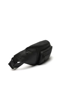 Czarna nylonowa torba na ramię z wieloma zamykanymi na zamek przegrodami, o zakrzywionym kształcie i regulowanym pasku. Gładka faktura z delikatnymi akcentami szwów.