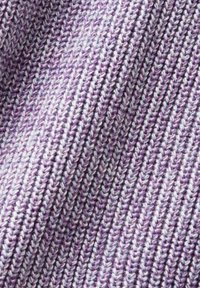 Gros plan sur un tissu tricoté côtelé doux en nuances de violet et blanc, montrant la texture et le motif des points.