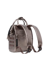 Metallisch bronzefarbenen Rucksack mit zwei gepolsterten Schulterträgern, einem oberen Griff, einer mit Reißverschluss versehenen Fronttasche und drei horizontalen Riemenakzenten.