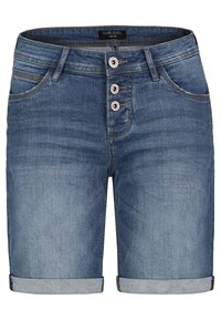 Jeansshorts met een lichtblauwe wastint, met een opgerolde zoom, een vijfknopsrits en drie frontzakken. Het label zegt "SUBLEVEL, maat M."