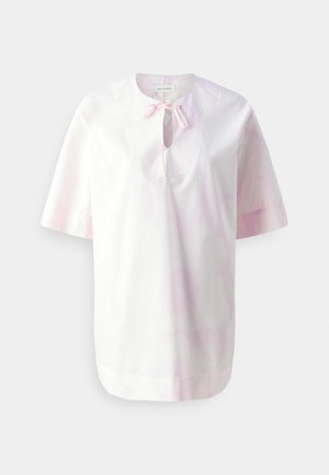 Kurzärmlige weiße Bluse mit zartem rosa Blumenmuster, Rundhalsausschnitt und einer Schleifenstickerei in der Mitte vorne.