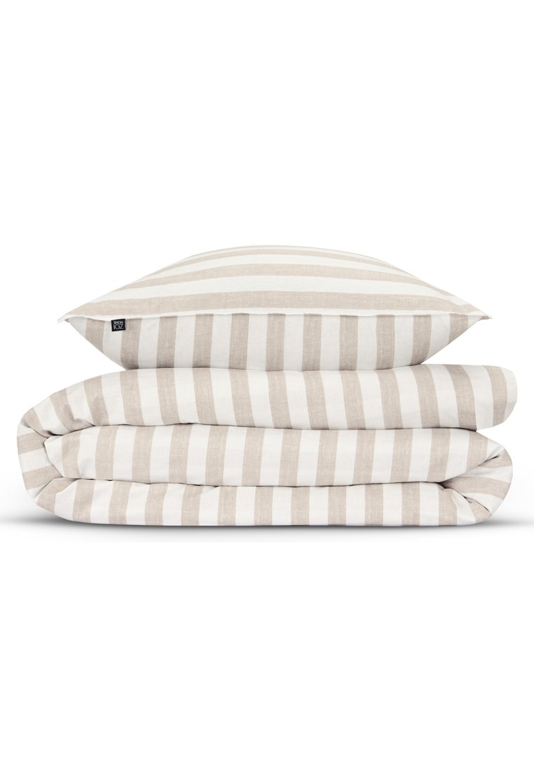 Gestreiftes Bettwäscheset aus beige-weißer Baumwolle, mit einem flachen Kopfkissen oben, gefaltetem Bettdeckenbezug und Laken darunter, glatte Textur.
