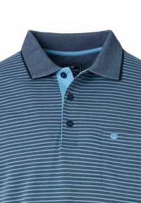 Niebieska koszulka polo w paski z kołnierzykiem, trzema guzikami i małą kieszonką. Posiada granatowe akcenty i teksturowany kołnierz.