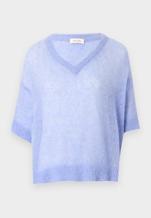 Könnyű világoskék, bolyhos, rövid ujjú pulóver V-nyakkivágással, bordázott szegéllyel és mandzsettával, fehér háttéren bemutatva.