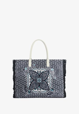 Grande borsa a tracolla realizzata in tessuto a fantasia bianco e nero, con un motivo centrale di farfalla, dettagli blu e manici in pelle bianca.