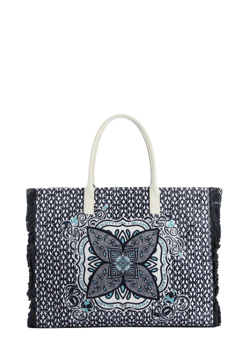 Grande borsa a tracolla realizzata in tessuto a fantasia bianco e nero, con un motivo centrale di farfalla, dettagli blu e manici in pelle bianca.