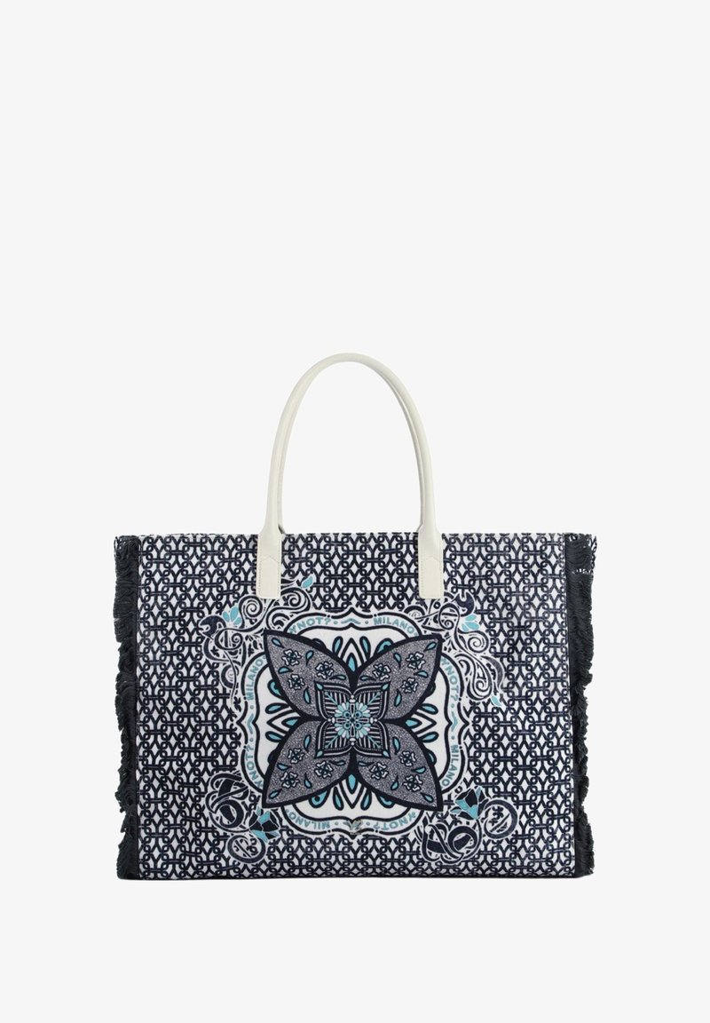 Grande borsa a tracolla realizzata in tessuto a fantasia bianco e nero, con un motivo centrale di farfalla, dettagli blu e manici in pelle bianca.