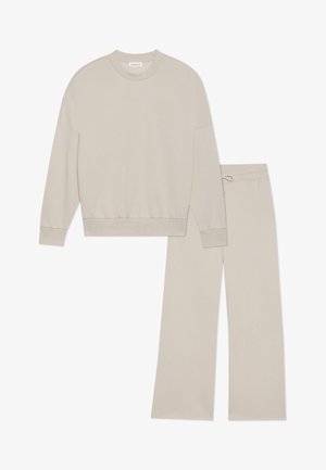 Beige sweatshirt and matching pants made of soft fabric. The top features a round neck and ribbed cuffs, while the pants have an elastic waistband.