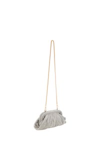 Clutch bag in metallo a rete argento con design arricciato, tracolla in catena dorata e chiusura con telaio. Presenta una superficie testurizzata e una forma strutturata.
