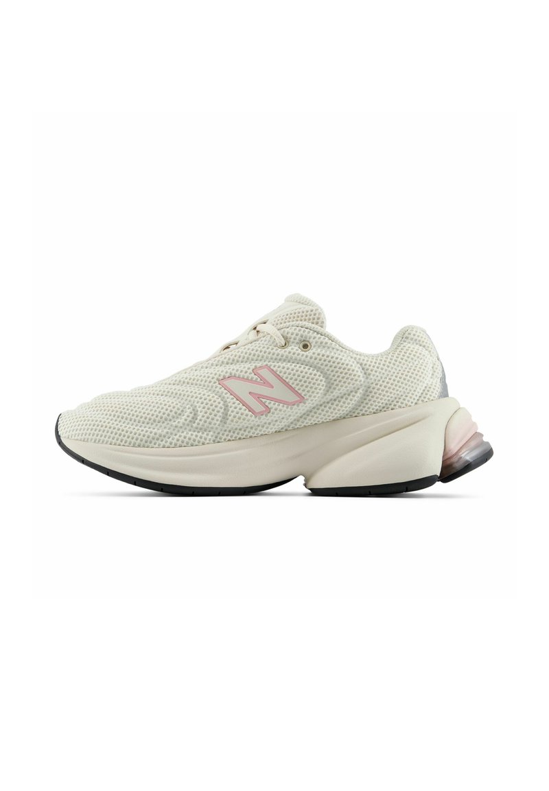 Sneaker in mesh beige chiaro con logo New Balance rosa, suola spessa ammortizzata e cuscinetto d'aria visibile nel tallone su sfondo bianco.