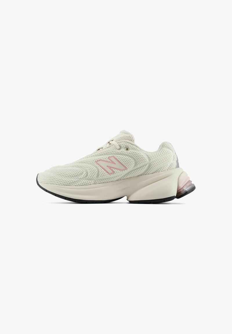 Sneaker in mesh beige chiaro con logo New Balance rosa, suola spessa ammortizzata e cuscinetto d'aria visibile nel tallone su sfondo bianco.