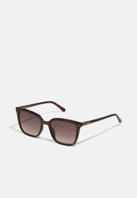 Quadratische Sonnenbrille mit rahmen aus dunklem Schildpatt, braunen Verlaufsgläsern und goldenen Akzenten an den Schläfen. Glatte Textur, leichtes Design.